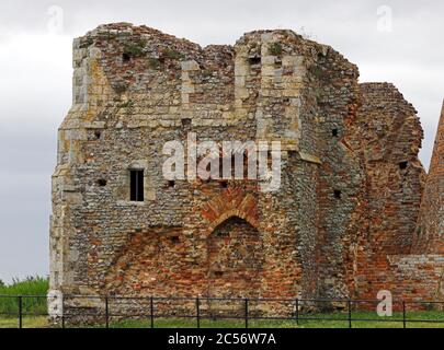 Blick auf die Überreste des zerstörten Torhauses der St. Benet's Abbey am Fluss Bure auf den Norfolk Broads in Horning, Norfolk, England, Großbritannien. Stockfoto