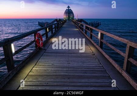 Berühmter Pier und Tauchbahn in der berühmten Stadt Sellin auf der Insel Rügen in Norddeutschland Stockfoto