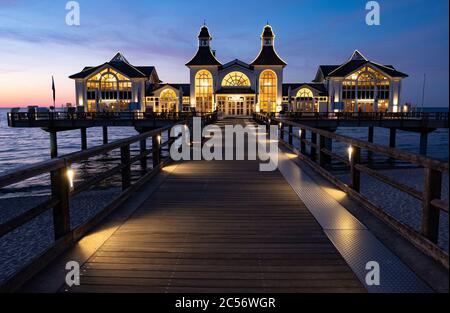 Beleuchtete berühmte Gangway und Ostsee bei Dämmerung in der Stadt Sellin auf der Insel Rügen in Norddeutschland Stockfoto