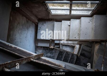 Treppe in einem alten verlassenen Zementwerk, industrielle Ruinen, castellavazzo, belluno, venetien, italien Stockfoto