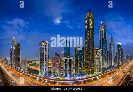 Antenne Nacht Blick auf die Hochhäuser an der Sheikh Zayed Road in Dubai, VAE Stockfoto