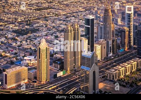 Luftaufnahme der Wolkenkratzer entlang der Sheikh Zayed Road in Dubai, VAE Stockfoto