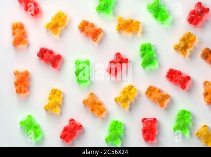 Gelee Gummibärchen fliegende Süßigkeiten Hintergrund. Thema Süßigkeiten mit Fruchtgummi. Rot, orange, gelb und grün. 3d-Rendering Stockfoto