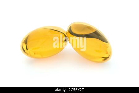 Zwei Kapseln mit Öl. Softgel mit Omega 3, Vitamin D, E, A. Ergänzen Kapseln isoliert auf weißem Hintergrund. Nahrungsergänzungsmittel. 3D-Rendering Stockfoto