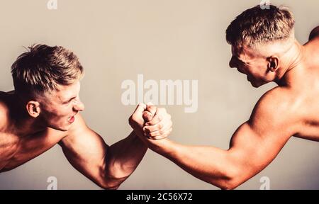 Handringen, konkurrieren. Hände oder Arme des Menschen. Muskulöse Hand. Zwei Männer Armringen. Rivalität, Nahaufnahme des männlichen Armstringens. Männer messen Kräfte Stockfoto