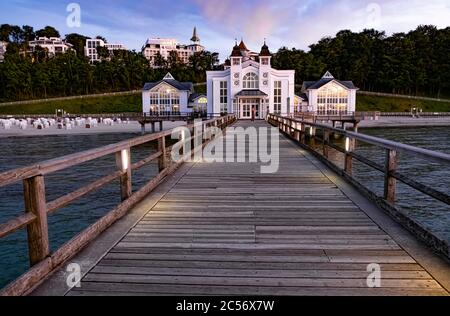 Berühmte Seebrücke in Sellin auf der deutschen Insel Rügen bei Dämmerung Stockfoto