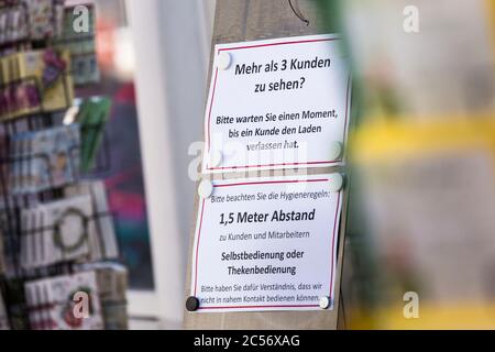 Deutschland, Bayern, Bad Tölz, Marktstraße, Fußgängerzone, Schild Corona Verhaltenskodex Stockfoto