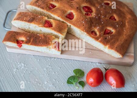 Hausgemachte Apulische Focaccia, typisch italienische Küche Stockfoto