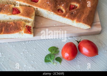 Hausgemachte Apulische Focaccia, typisch italienische Küche Stockfoto