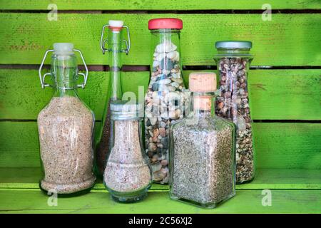 Meersand in Glasflaschen, Souvenirs aus Sommerferien Stockfoto