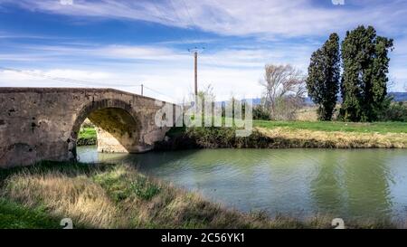 Brücke über den Canal du Midi am Hameau de Jouarres bei Azille. Der Kanal wurde von Pierre Paul Riquet im 17. Jahrhundert entworfen. War UNES Stockfoto