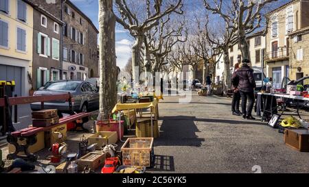 Flohmarkt in Azille im Winter Stockfoto