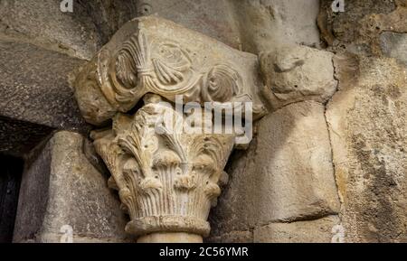 Hauptstadt der Kirche Notre Dame de l'Assomption in Rieux Minervois. Die Jakobsmuschel zeigt an, dass Rieux einst eine Seitenstraße des Jakobsweges war. Th Stockfoto