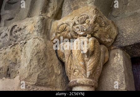 Hauptstadt der Kirche Notre Dame de l'Assomption in Rieux Minervois. Die Jakobsmuschel zeigt an, dass Rieux einst eine Seitenstraße des Jakobsweges war. Th Stockfoto