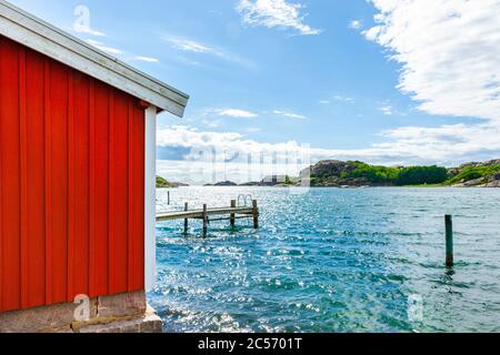 Rotes Bootshaus an der Küste in Fjällbacka, Schweden Stockfoto