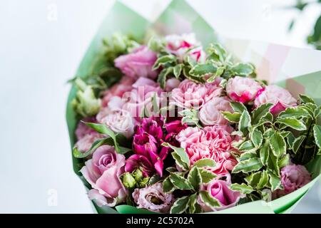 Close-up schöne Luxus-Bouquet von gemischten Blumen. Die Arbeit des Floristen in einem Blumenladen. Frühlingsstrauß. Heller Blumenstrauß inklusive Rosen Stockfoto