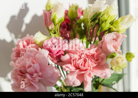 Close-up schöne Luxus-Bouquet von gemischten Blumen. Die Arbeit des Floristen in einem Blumenladen. Frühlingsstrauß. Heller Blumenstrauß inklusive Rosen Stockfoto