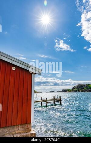 Rotes Bootshaus an der Küste in Fjällbacka, Schweden Stockfoto