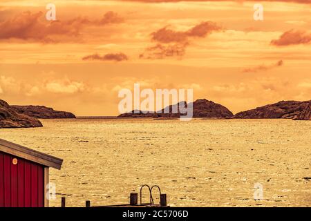 Rotes Bootshaus an der Küste in Fjällbacka, Schweden Stockfoto