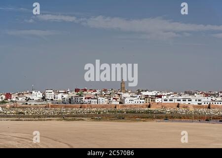 Blick auf Salé über den Bou Regreg Fluss von Rabat, Marokko Stockfoto