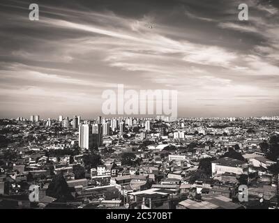 Monochrome Luftaufnahme einer Stadt unter einem wolkigen Himmel Stockfoto