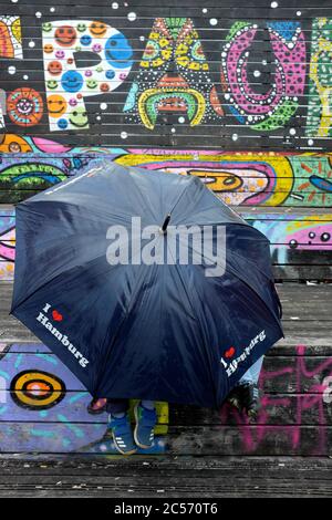 Deutschland, Hamburg, Impressionen, urbaner Raum, Kind mit Regenschirm vor bemalter Wand Stockfoto