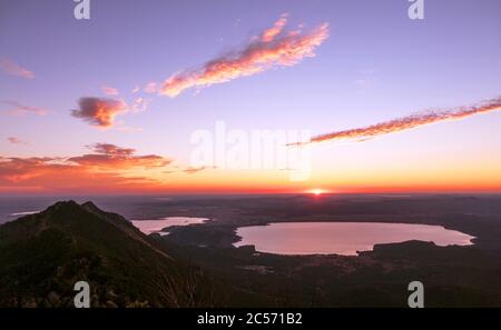 Sonne geht über den Horizont auf; majestätische Natur Kasachstans Konzept: Der Burabay-See vom höchsten Punkt des Sinyuha-Gebirges bei Sonnenaufgang Stockfoto