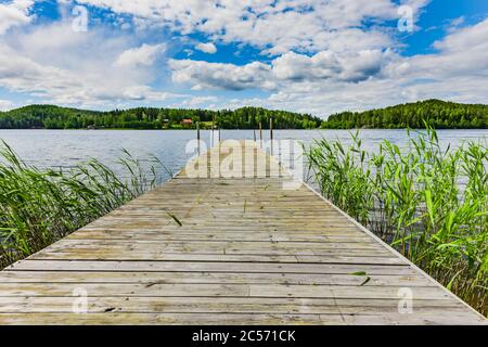 Holzbrücke an der Hochküste Schwedens Stockfoto