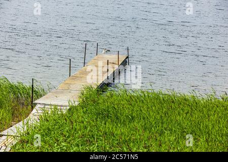 Holzbrücke an der Hochküste Schwedens Stockfoto