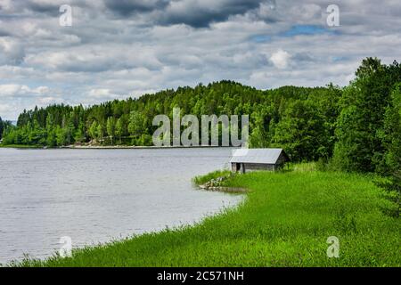 Bootshaus am Ufer in Schweden Stockfoto