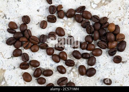 Frische Kaffeebohnen von oben Nahaufnahme auf einem Marmor Textur Hintergrund Stockfoto