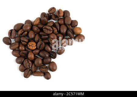 Frische Kaffeebohnen von oben Nahaufnahme auf weißem Hintergrund Stockfoto