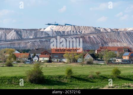 Deutschland, Sachsen-Anhalt, Blick auf Loitsche, dem Geburtsort von Bill Kaulitz (Tokio Hotel). Hinter dem erhebt sich die Abraumhalde der Zielitz Kali-Anlage Stockfoto