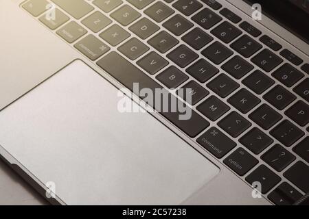 Nahaufnahme der Laptop-Tastatur. Stockfoto