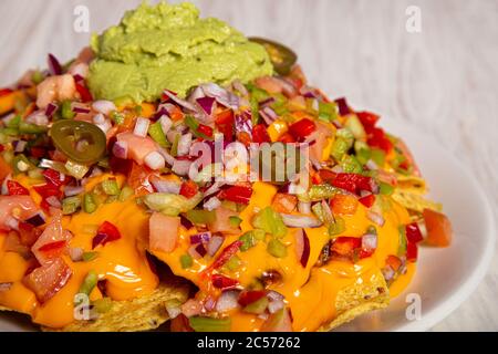 Hausgemachte Nachos mit Gemüsesalat-Hasch und Guacamole. Geschlossenes Bild Stockfoto