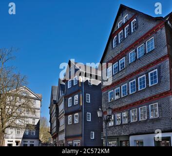 Europa, Deutschland, Hessen, Naturpark Lahn-Dill-Bergland, Stadt Herborn, mittelalterliche Fachwerkhäuser am Kornmarkt, Dachgiebel Stockfoto