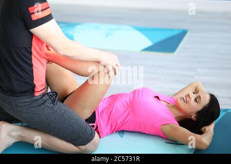 Lachende Dame mit Beinen nach oben Stockfoto