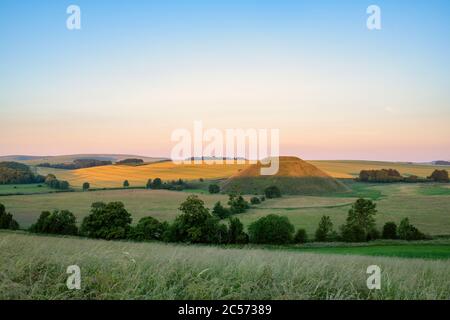 Silbury Hill im Sommer bei Sonnenaufgang. Avebury, Wiltshire, England Stockfoto