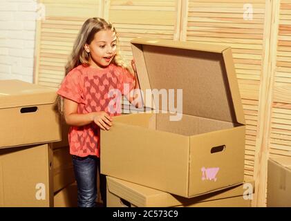 Richtiges Design. glücklichen kleinen Mädchen. Bewegen Konzept. neue Wohnung. der Kauf von neuen Behausung. glückliches Kind Karton. Kartons - Umzug in neues Haus. Stockfoto