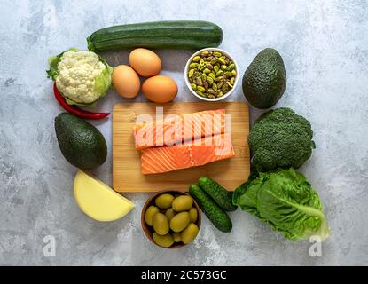 Das Keto Diät-Konzept auf einem hellen Hintergrund. Stockfoto