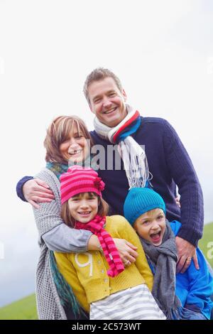 Portrait glückliche Familie in Hüten und Schals Stockfoto