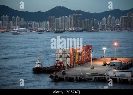 Containerschiff mit Schild mit der Aufschrift "feiert das neue nationale Sicherheitsgesetz" Victoria Harbour, Hongkong, China. Stockfoto