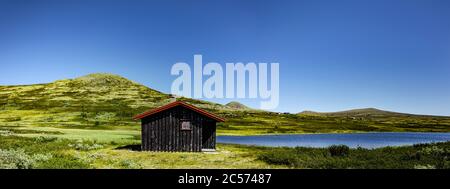 Blockhütte am See im Rondane Nationalpark, Norwegen Stockfoto