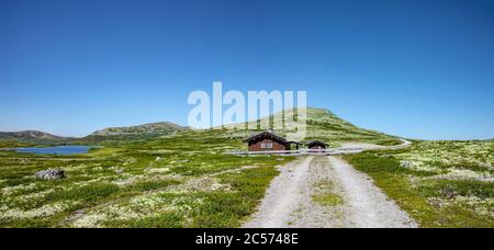 Blockhütte mit Wanderweg im Rondane Nationalpark, Norwegen Stockfoto