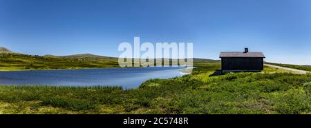 Blockhütte am See im Rondane Nationalpark, Norwegen Stockfoto