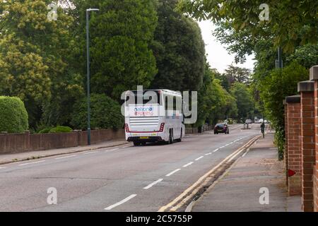 Bournemouth, Dorset, Großbritannien. Juli 2020. Die National Express-Dienste werden heute nach der Sperrung durch Coronavirus-Pandemie wieder aufgenommen. COVID 19-Sicherheitsmaßnahmen wurden eingeführt, einschließlich reduzierter Kapazität, nur in Fenstersitzen sitzend, Händedesinfektionsmittel, Tragen von Gesichtsmasken und regelmäßigerer Reinigung. National Express fährt durch Westbourne in Bournemouth auf dem Weg nach London Victoria. Quelle: Carolyn Jenkins/Alamy Live News Stockfoto