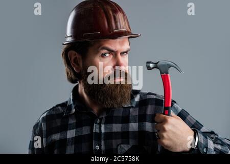 Bauarbeiter tragen Schutzhelm. Tragen Sicherheitsausrüstung. Supervisor auf der Baustelle. Seriöse und selbstbewusste Militärangehörige. Brutalen Hipster Mann. Mann in Hut. Ingenieur verwenden Hammer. Stockfoto