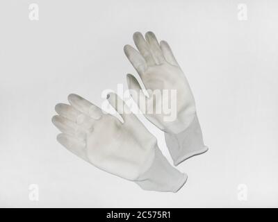 Gartenhandschuhe vor weißem Hintergrund Stockfoto