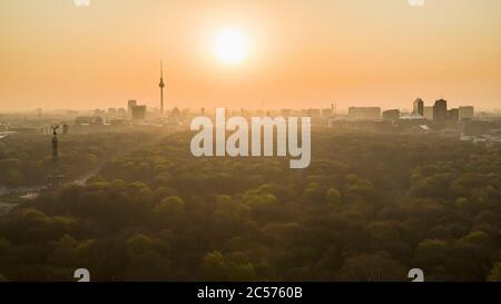 Goldener Sonnenuntergang über dem Berliner Stadtbild und dem Volkspark Friedrichshain Park, Deutschland Stockfoto