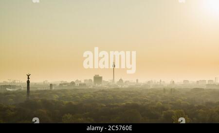 Goldener Sonnenuntergang über Fernsehturm und Volkspark Friedrichshain Park, Berlin, Deutschland Stockfoto